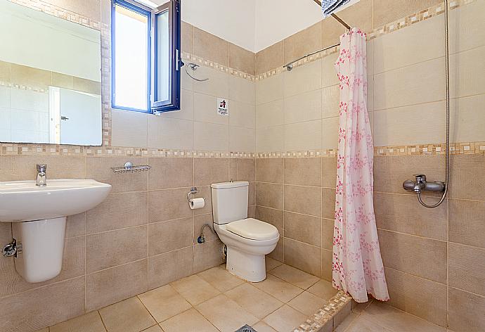 Family bathroom with shower . - Villa Kefalas . (Photo Gallery) }}