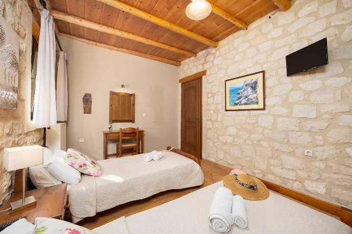 Twin bedroom with A/C . - Villa Hara Faragi . (Галерея фотографий) }}