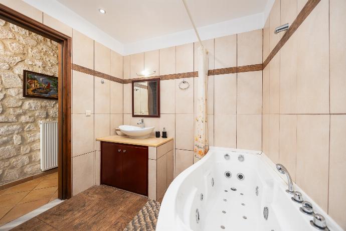 Family bathroom with bath and shower . - Villa Hara Faragi . (Галерея фотографий) }}