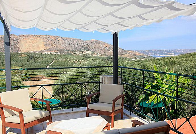 Sheltered upper terrace with views . - Villa Dimitris . (Galería de imágenes) }}