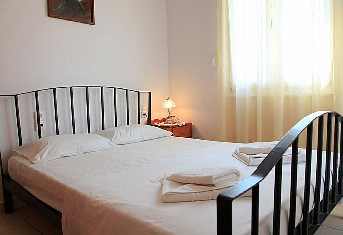 Double bedroom with A/C . - Villa Dimitris . (Галерея фотографий) }}