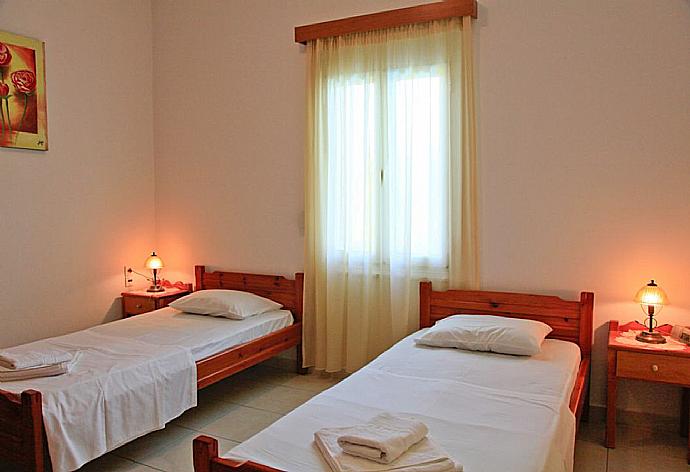 Twin bedroom with A/C . - Villa Dimitris . (Fotogalerie) }}