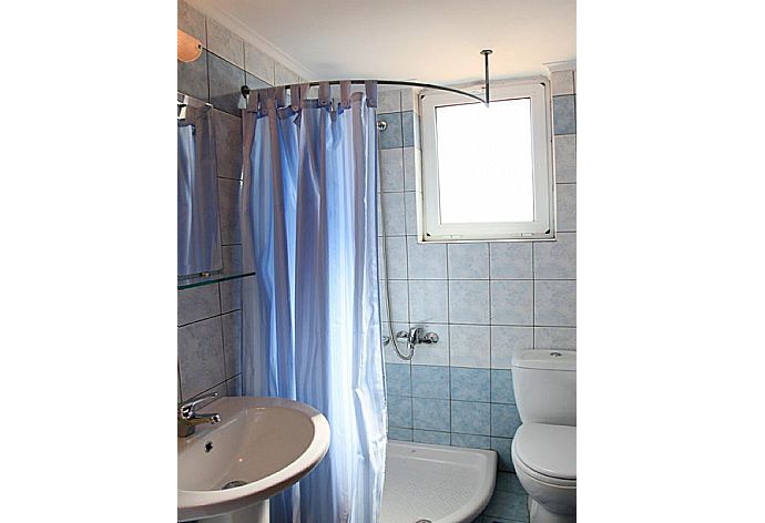 Family bathroom with shower . - Villa Dimitris . (Galleria fotografica) }}