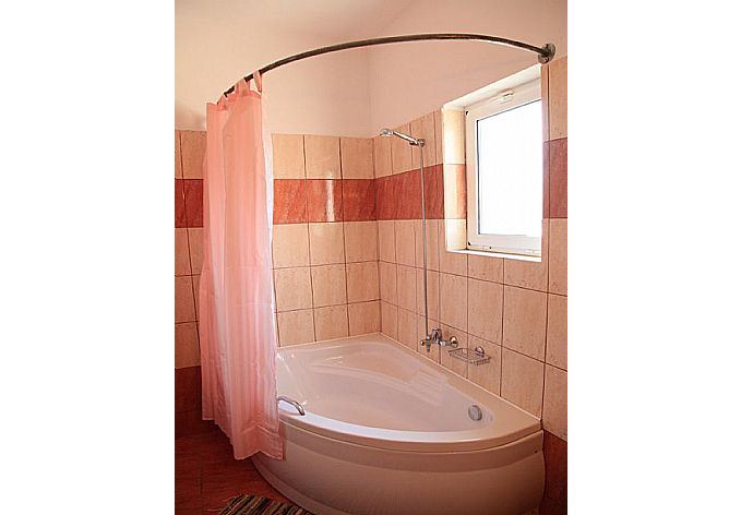 Family bathroom with bath and shower . - Villa Dimitris . (Fotogalerie) }}