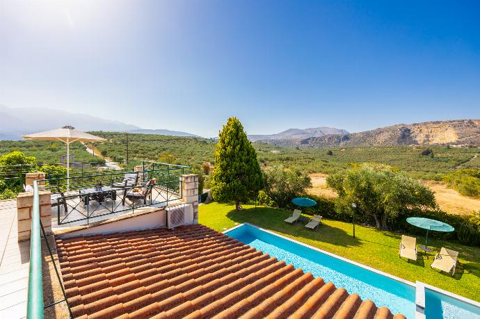 Upper terrace area with views . - Villa Dimitris . (Photo Gallery) }}