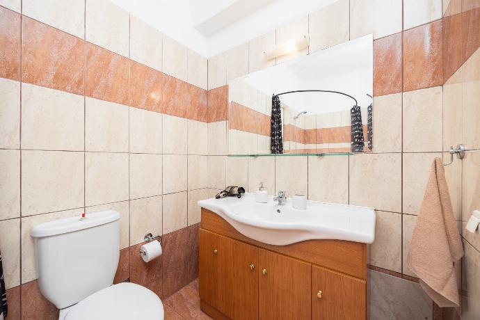 Family bathroom with bath and shower . - Villa Dimitris . (Photo Gallery) }}