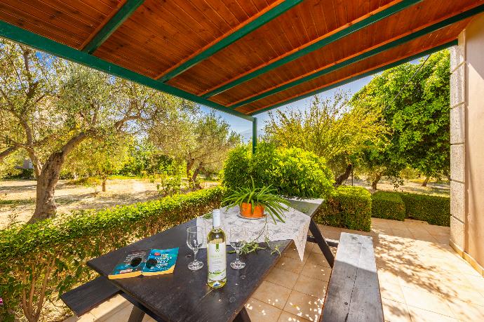 Sheltered terrace area . - Villa Dimitris . (Photo Gallery) }}