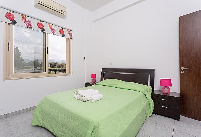 Double bedroom with en suite bathroom, A/C, and terrace access . - Villa Prodromos . (Fotogalerie) }}