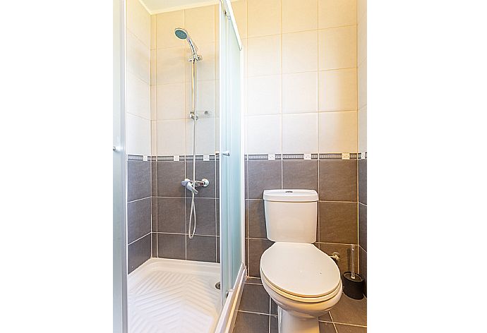 En suite bathroom with shower . - Villa Prodromos . (Photo Gallery) }}