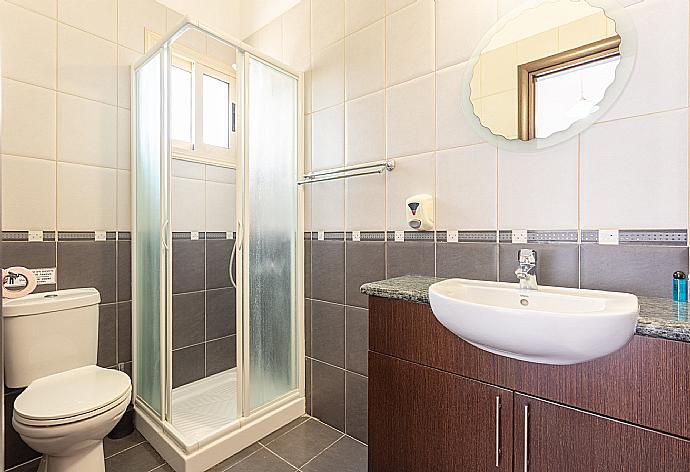 En suite bathroom with shower . - Villa Prodromos . (Galleria fotografica) }}