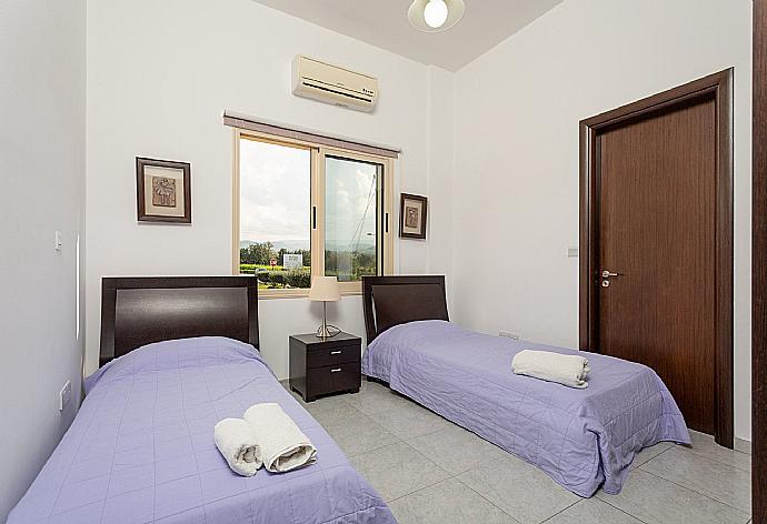 Twin bedroom with en suite bathroom and A/C . - Villa Prodromos . (Galería de imágenes) }}