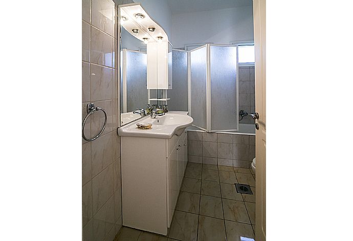Bathroom with bath and overhead shower . - Villa Melissa . (Photo Gallery) }}