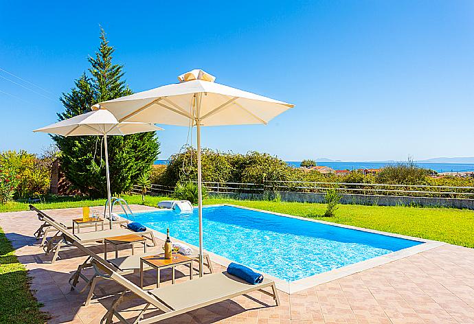 Private pool, terrace, and large garden with sea views . - Villa Melissa . (Galería de imágenes) }}