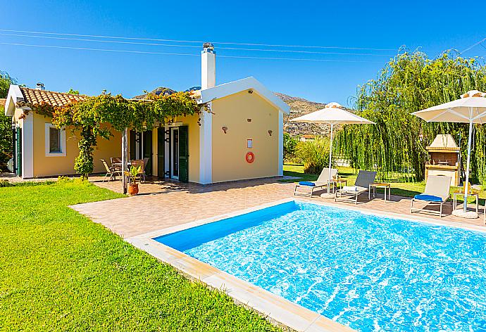 Beautiful villa with private pool, terrace, and large garden with sea views . - Villa Melissa . (Galerie de photos) }}