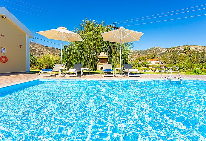 Private pool, terrace, and large garden with sea views . - Villa Melissa . (Galería de imágenes) }}