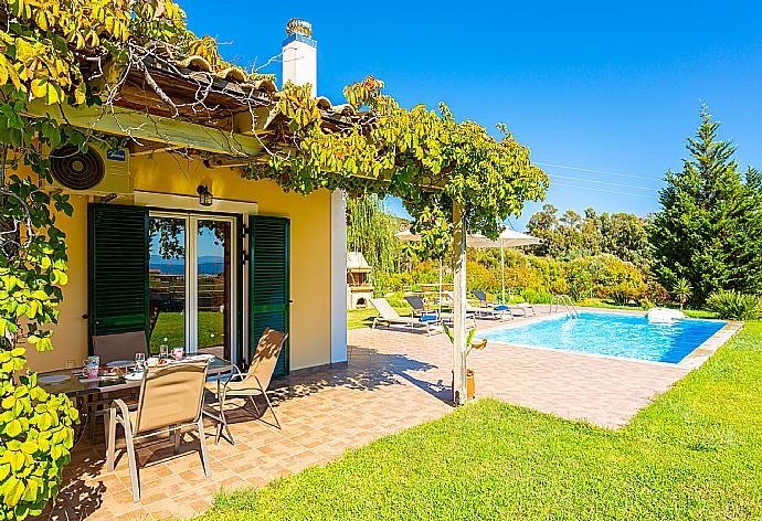 Beautiful villa with private pool, terrace, and large garden with sea views . - Villa Melissa . (Galerie de photos) }}