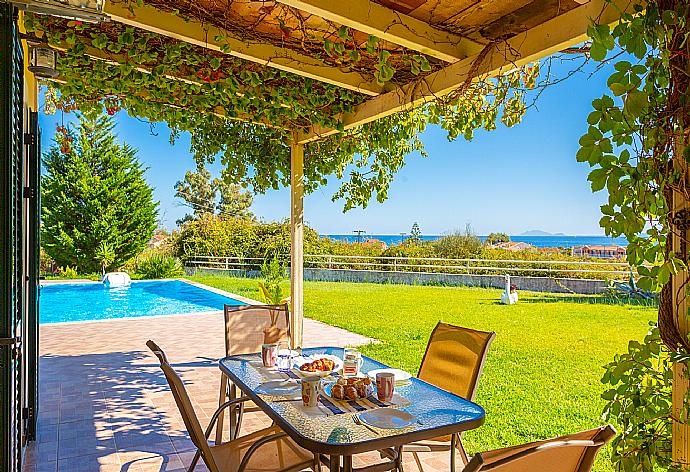 Sheltered terrace area with sea views . - Villa Melissa . (Galerie de photos) }}