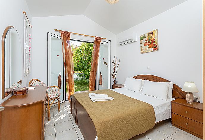 Double bedroom with A/C . - Villa Melissa . (Photo Gallery) }}