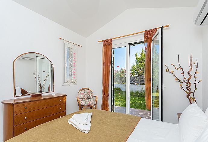 Double bedroom with A/C . - Villa Melissa . (Photo Gallery) }}