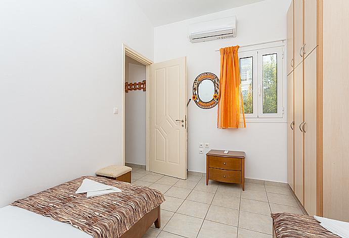 Twin bedroom with A/C . - Villa Melissa . (Galleria fotografica) }}