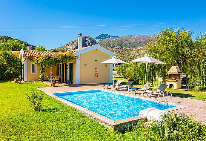 Beautiful villa with private pool, terrace, and large garden with sea views . - Villa Melissa . (Galleria fotografica) }}