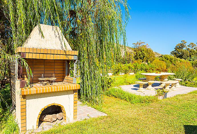 Garden area with BBQ . - Villa Melissa . (Galería de imágenes) }}