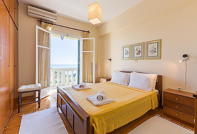 Double bedroom with A/C and balcony access . - Bakers House Upper . (Galleria fotografica) }}