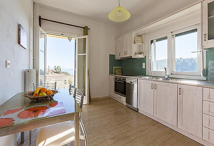  Equipped kitchen and dining area. . - Bakers House Upper . (Fotogalerie) }}