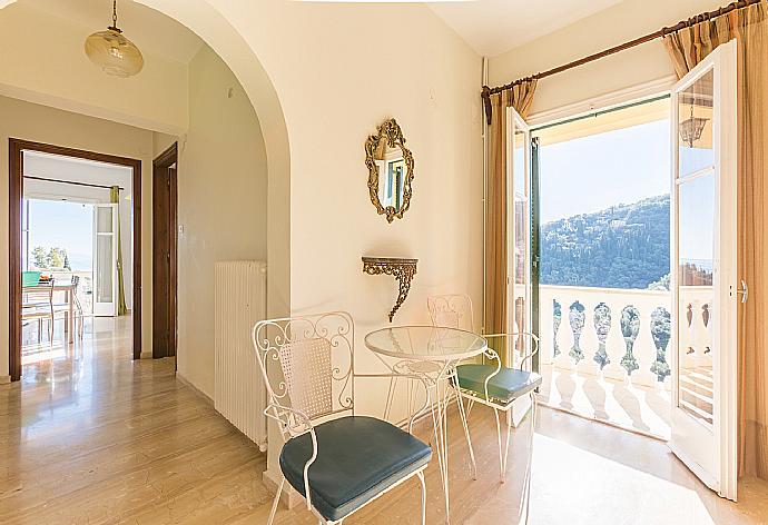 Hallway with  balcony access . - Bakers House Upper . (Fotogalerie) }}