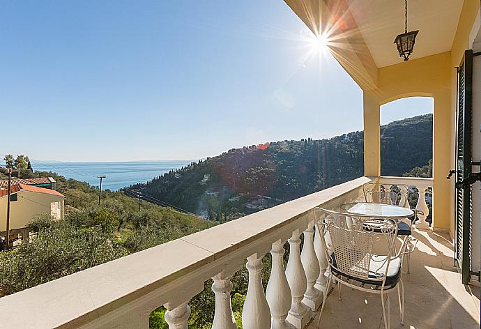 ,Terrace area with sea view . - Bakers House Upper . (Galería de imágenes) }}