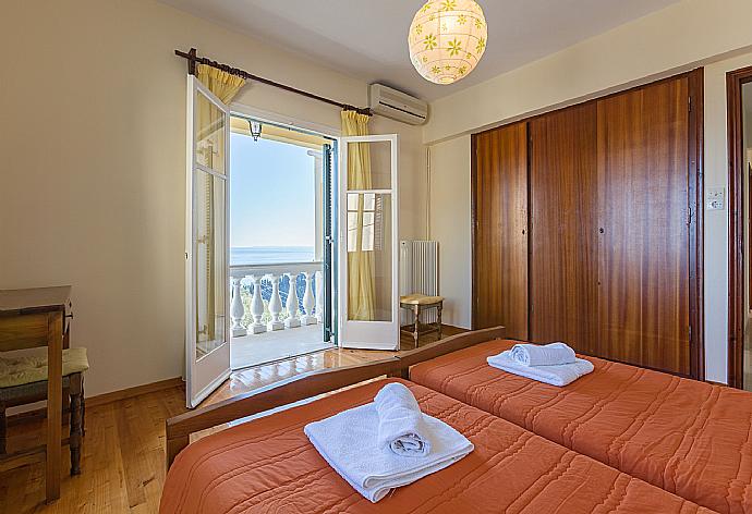 Single bedroom with A/C  and balcony access . - Bakers House Upper . (Galería de imágenes) }}