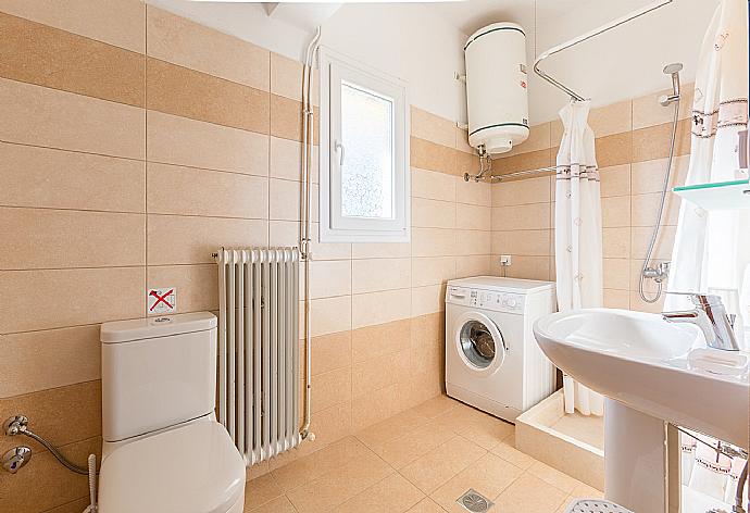 Family bathroom, bath with shower and washing machine . W/C. . - Bakers House Upper . (Galerie de photos) }}