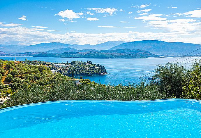 Private infinity pool and terrace with panoramic sea views . - Bougainvillea . (Fotogalerie) }}