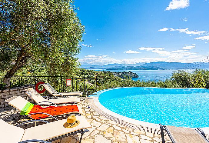 Private infinity pool and terrace with panoramic sea views . - Bougainvillea . (Fotogalerie) }}