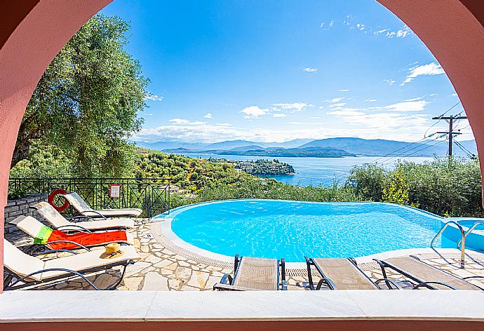 Private infinity pool and terrace with panoramic sea views . - Bougainvillea . (Галерея фотографий) }}