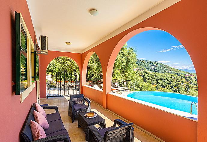 Sheltered terrace area . - Bougainvillea . (Galleria fotografica) }}