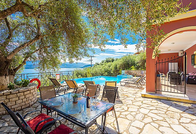 Terrace area . - Bougainvillea . (Galleria fotografica) }}