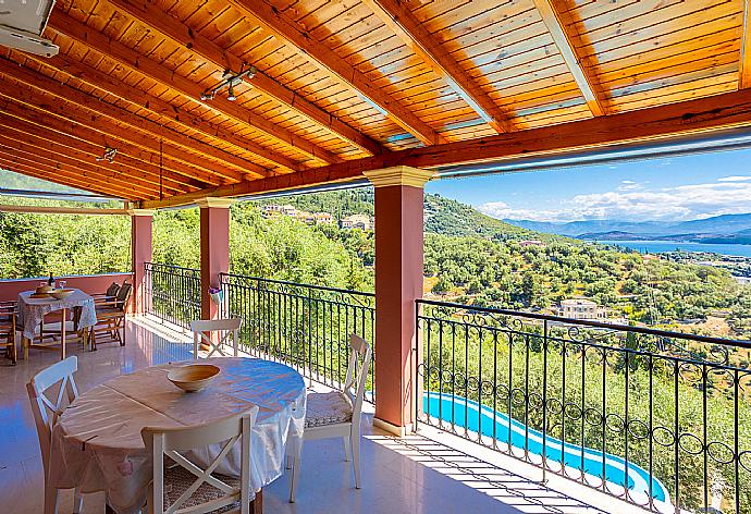 Upper sheltered terrace area with panoramic sea views . - Bougainvillea . (Fotogalerie) }}