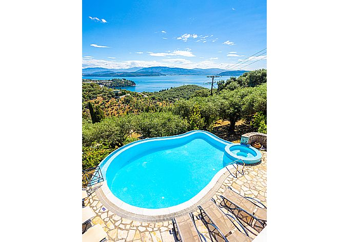 View of pool from upper terrace area . - Bougainvillea . (Galerie de photos) }}