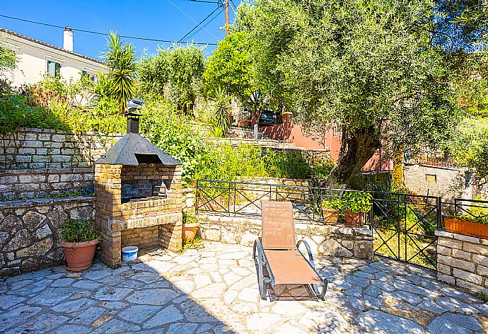 Terrace area with BBQ . - Bougainvillea . (Fotogalerie) }}