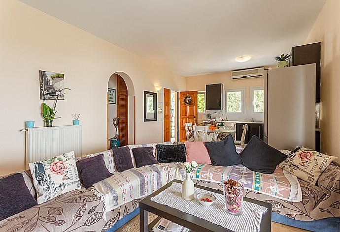 Open-plan living room on first floor with sofas, dining area, kitchen, A/C, WiFi internet, satellite TV, DVD player, and balcony access with sea views . - Bougainvillea . (Galleria fotografica) }}