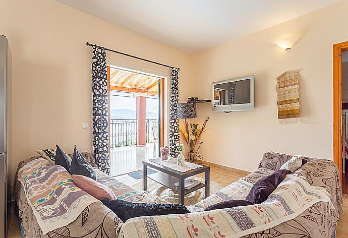 Open-plan living room on first floor with sofas, dining area, kitchen, A/C, WiFi internet, satellite TV, DVD player, and balcony access with sea views . - Bougainvillea . (Galleria fotografica) }}