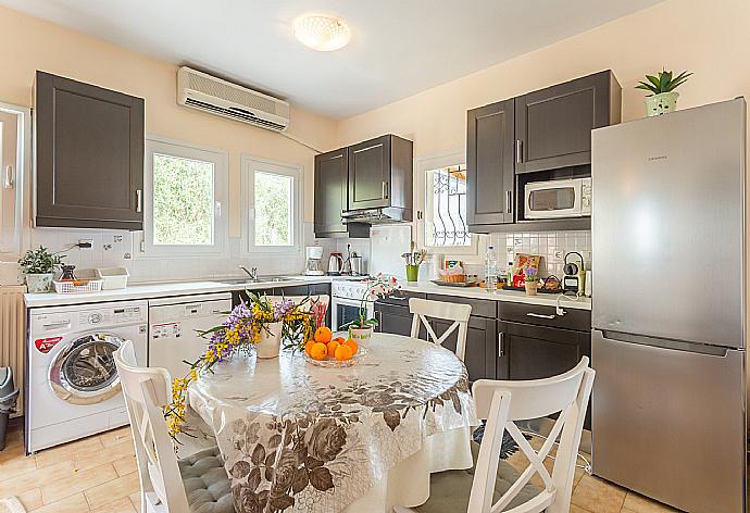 Equipped kitchen and dining area . - Bougainvillea . (Galerie de photos) }}