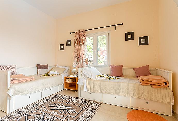 Living area on ground floor with sofa beds, kitchen, A/C, and pool terrace access with sea views . - Bougainvillea . (Fotogalerie) }}