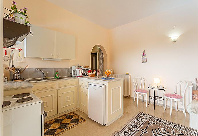 Equipped kitchen . - Bougainvillea . (Photo Gallery) }}