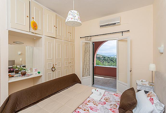 Double bedroom on ground floor with A/C and pool terrace access with sea views . - Bougainvillea . (Галерея фотографий) }}