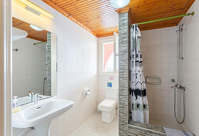 Family bathroom on ground floor with shower . - Bougainvillea . (Photo Gallery) }}