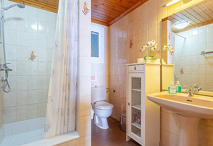 Family bathroom on first floor with shower . - Bougainvillea . (Galleria fotografica) }}