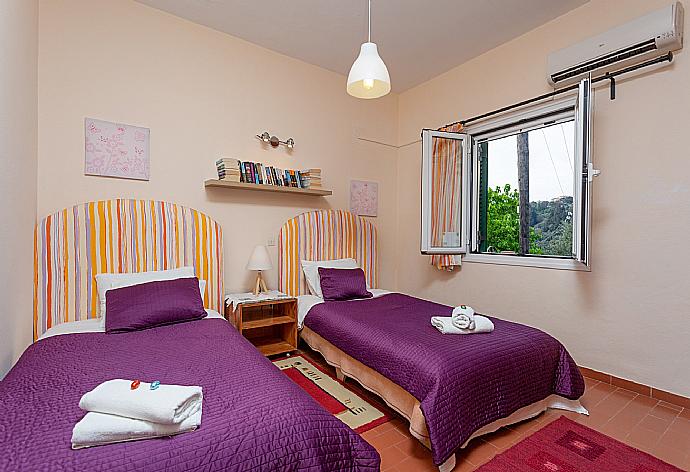 Twin bedroom on first floor with A/C . - Bougainvillea . (Галерея фотографий) }}