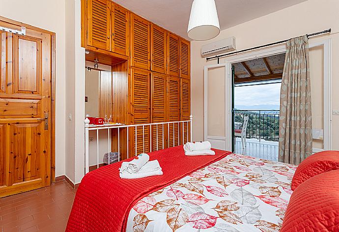 Double bedroom on first floor with A/C and balcony access with sea views . - Bougainvillea . (Galerie de photos) }}